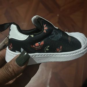 Adidas infant size 4